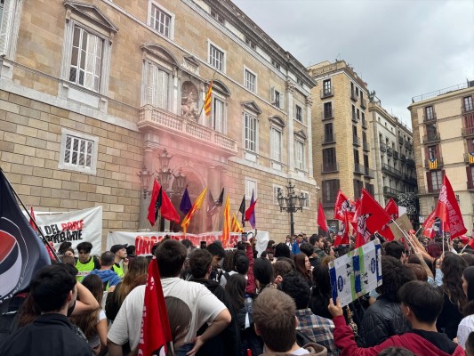 Unos 1.000 estudiantes se manifiestan en Barcelona para pedir la dimisión de Mazón
