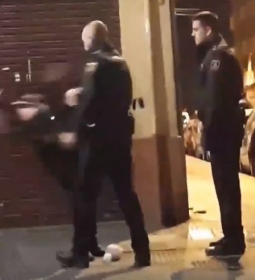 Graban en un vídeo a un policía que tumba de un bofetón a una mujer en la calle