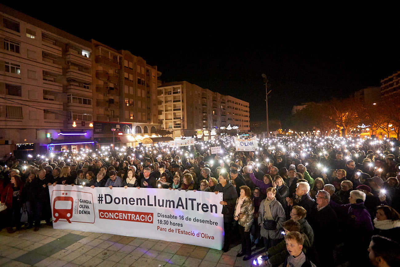 Políticos y sociedad civil de la Marina Alta y la Safor encienden la luz en el túnel del tren Gandia-Dénia