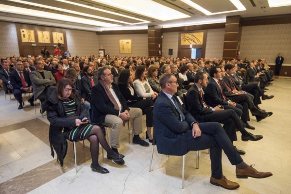 Lleno hasta la bandera para soplar la vela del primer aniversario de 'Alicante Plaza'