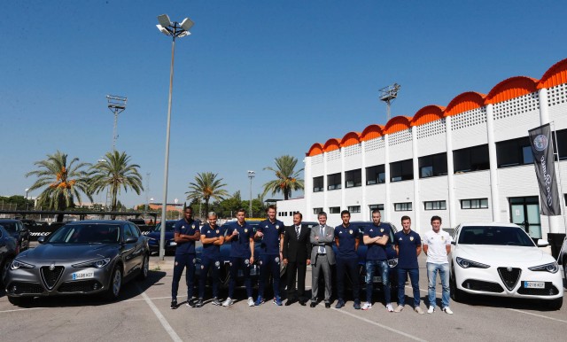 Los jugadores del Valencia CF ya lucen sus flamantes Alfa Romeo