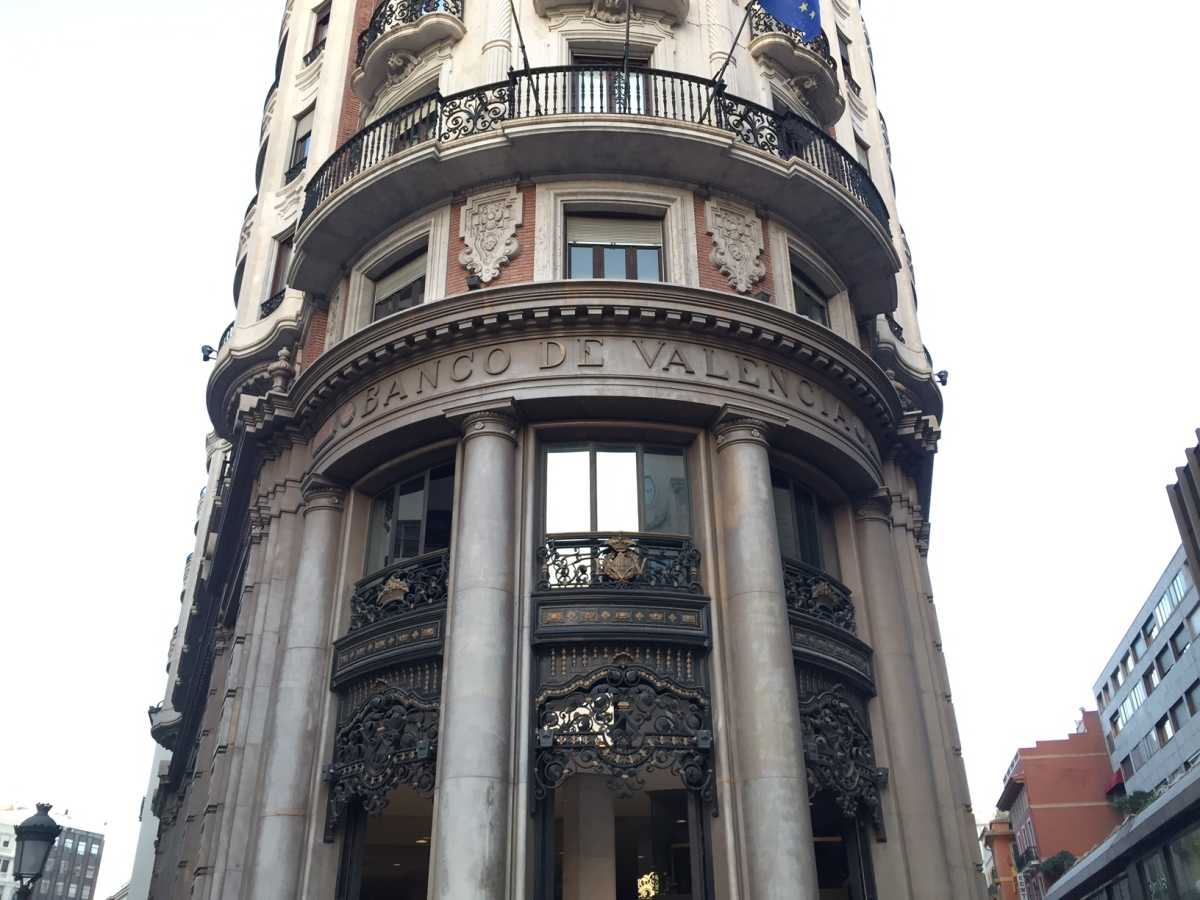 Money, money, money, money…! (léanlo cantando)

