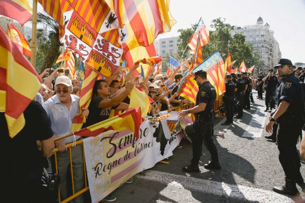 Aplausos a la Senyera y la Policía e insultos a Compromís y Podemos salpican la Procesión Cívica