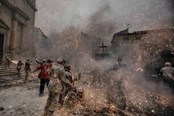Word Press Photo exhibe la mirada de Antonio Gibotta sobre 'Els Enfarinats' de Ibi 