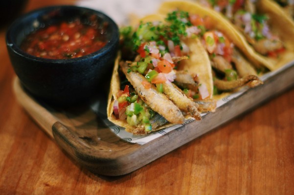 Taco de charales en Casa Amores