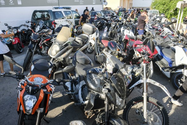 Un centenar de motoristas rinde tributo a Ángel Nieto frente al tanatorio


