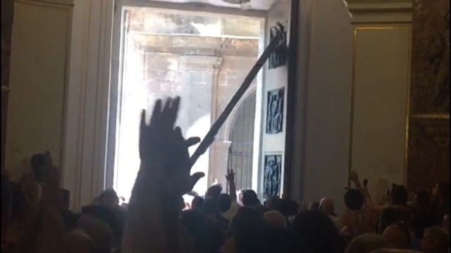 Una de las puertas de la Basílica de la Virgen cae sobre la otra al romperse las bisagras