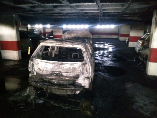 Un intenso incendio en un parking en altura de Marvá calcina seis vehículos