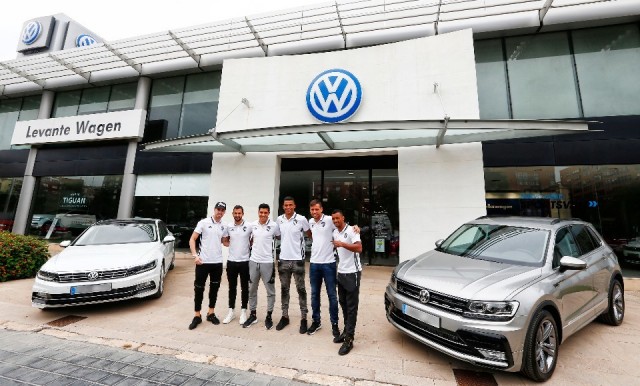Los jugadores del Valencia CF recogen sus vehículos en la sede de Levante Wagen