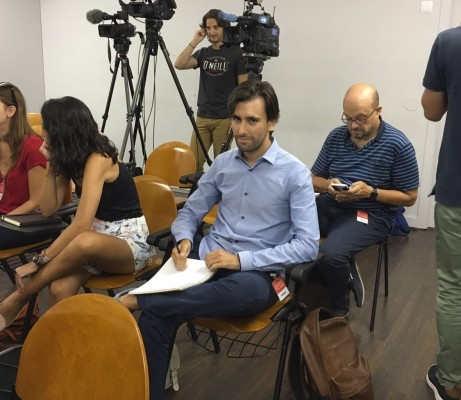Un periodista pide matrimonio a su novia en la rueda de prensa del Consell
