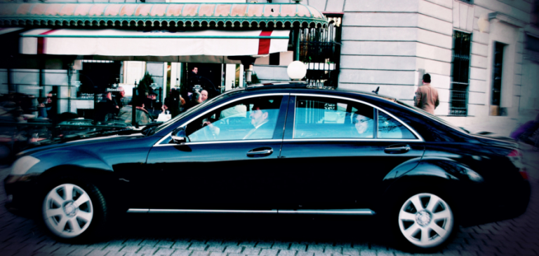 La Generalitat crea un distintivo para identificar a los vehículos de alquiler con conductor