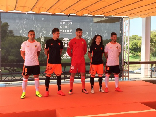 El Valencia CF presenta sus nuevas equipaciones para la temporada 2016/17