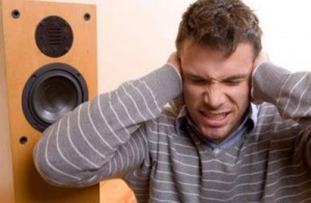 Un 71% de los españoles apunta que el hábito más nocivo para la salud auditiva es escuchar música a un volumen alto