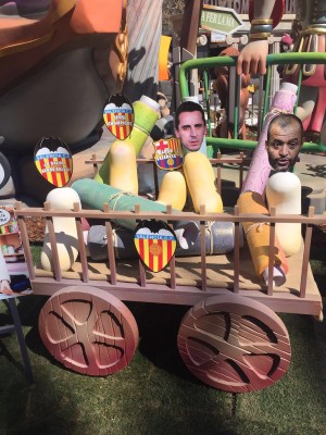 La falla Almirante Cadarso con Reino de Valencia tira de sátira en sus ninots contra la gestión de Peter Lim en el VCF
