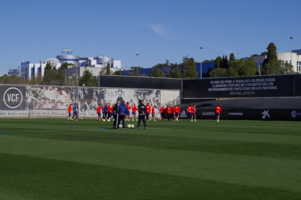 Neville prueba un once con Barragán, Fuego, Feghouli y Alcácer como novedades
