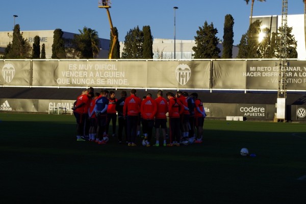 Paco Ayestarán, muy activo en su regreso al césped en Paterna