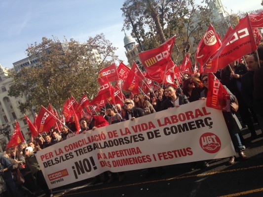 Centenares de personas se manifiestan contra Ribó por mantener la apertura en domingo