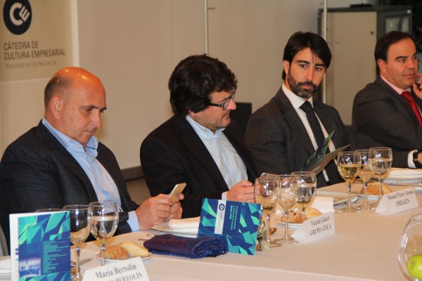 Quince empresas amplían el patronato de la Càtedra de Cultura Empresarial de la UV