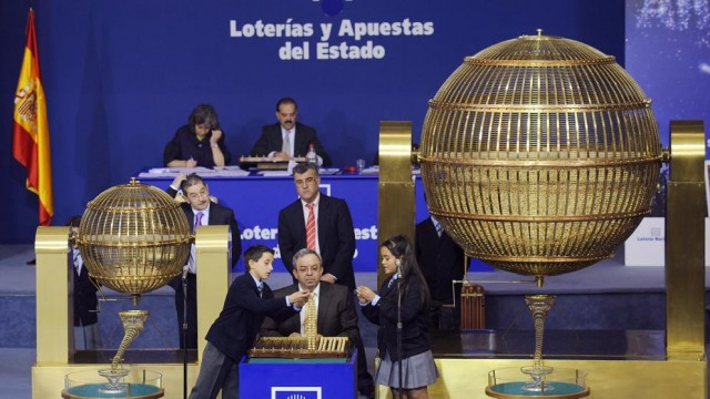 El 12.775, agraciado con el segundo premio, dotado de 1.250.000 euros la serie, el más madrugador
