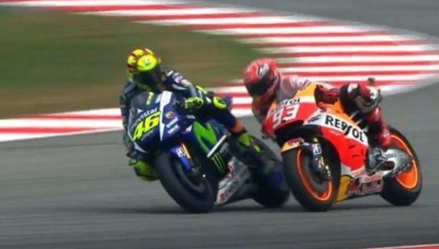 Rossi tira a Márquez en Malasia 