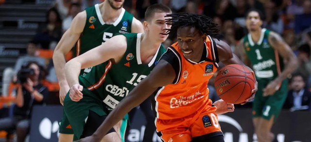 Valencia Basket se gusta ante su afición en una noche marcada por los homenajes