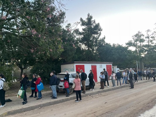 Tres horas a la espera de un bus lanzadera que no llega en Picanya