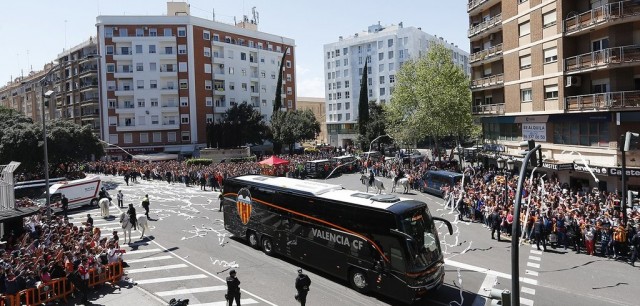 Así recibe la afición al Valencia a su llegada a Mestalla