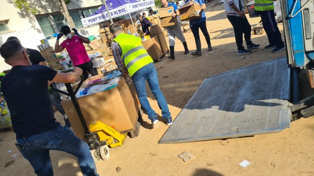 Los centros educativos de San Vicente recogen más de 8.000 kilos de productos higiénicos por la dana
