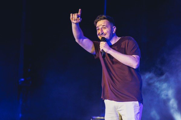El humorista Álvaro Casares llega a Vila-real para hacer reír de la mano de Conquistando Escalones
