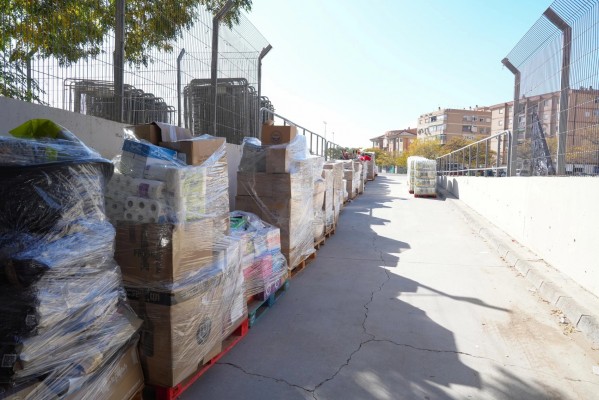 El Granada dona a Valencia casi 35.000 euros y 140 palés de ropa y materiales
