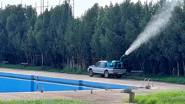 Castelló fumiga les instal·lacions esportives municipals per a combatre les plagues de mosquits 