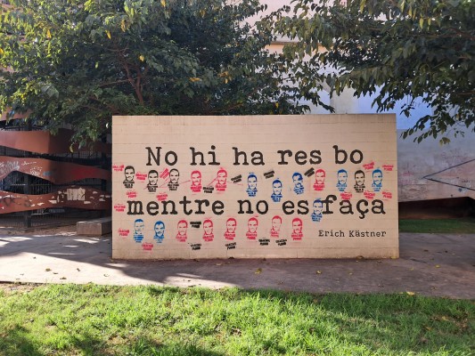 Pintan caras de Pedro Sánchez en una escultura del IVAM

