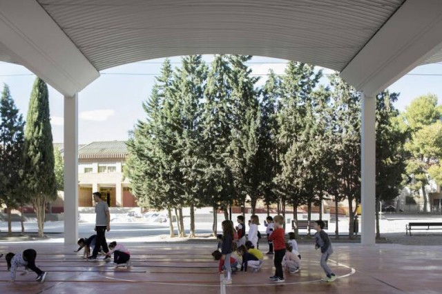 Murcia lanza el contrato para darle sombra a 40 colegios públicos del municipio por medio millón de euros
