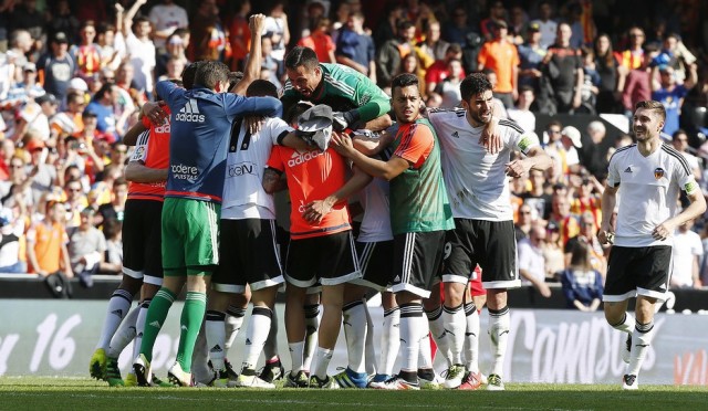 El Valencia se fundió casi en un abrazo generalizado que va mucho más allá que el de celebrar simplemente una victoria