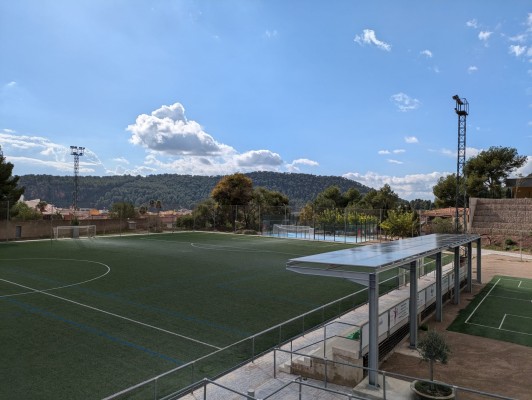 Olocau instala una marquesina y placas solares en la grada del campo de fútbol municipal
