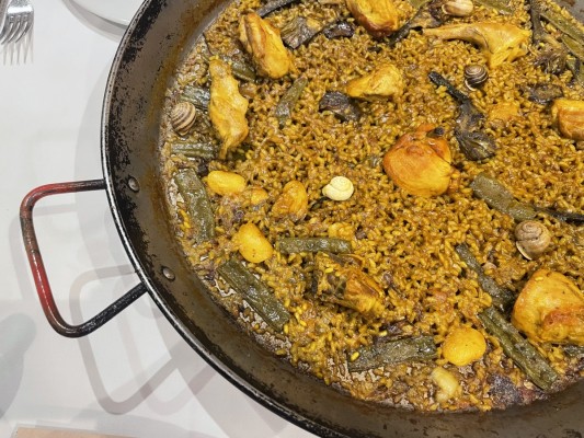 Hay nueva paella espectacular en el centro y (hasta ahora) se la están comiendo los turistas 