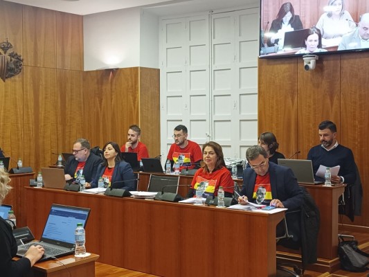 La abstención del PP permite aprobar una moción para devolver las imágenes republicanas al Rincón Hernandiano