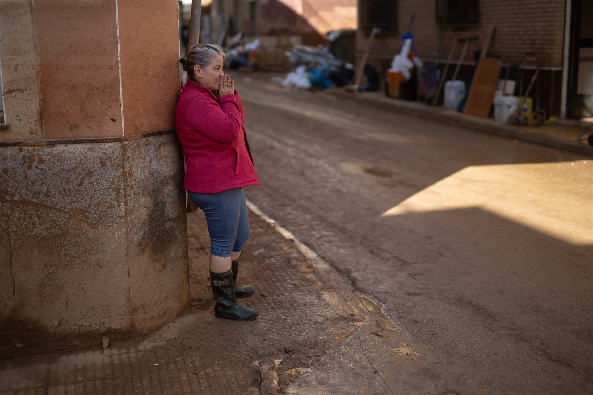 Una mujer en Catarroja, zona afectada por la Dana. Foto: ALEJANDRO MARTÍNEZ VÉLEZ/EP - 