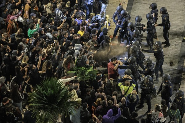 Cuatro detenidos, 13 identificados y 31 policías heridos en la manifestación de València