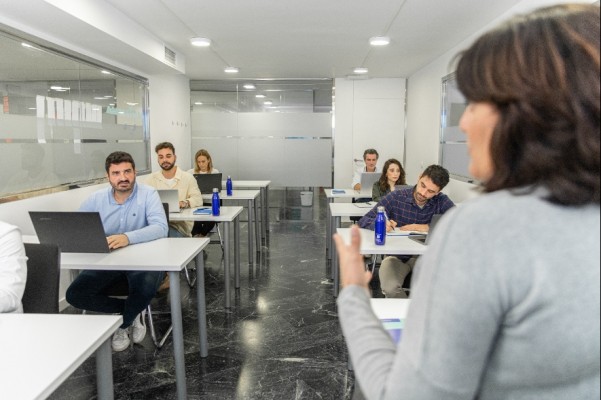 IEM Digital Business School presenta su programa formativo para 2025 con nuevas especializaciones en Inteligencia Artificial
