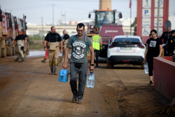 Se recomienda el consumo de agua embotellada en los municipios afectados por la Dana
