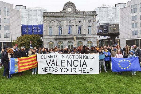 Manifestantes recorren Bruselas para pedir prevención ante desastres como el de Valencia