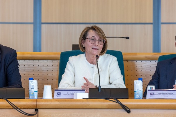Eva Alcón, presidenta de los rectores: 