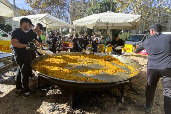 Una paella gigante para alegrar el domingo en la zona cero de la Dana