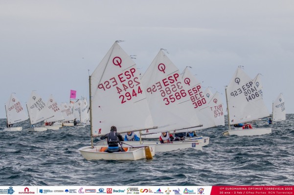 Se define el grupo oro con los españoles Marta Mansito-Valverde y Xuacu Garcia líderes de la Euromarina Optimist Torrevieja