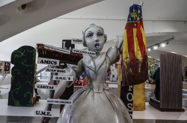 La Dana protagoniza una Exposició del Ninot que aplaude a los voluntarios y 'saca los colores' a políticos
