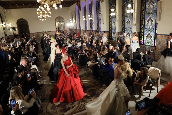 Carlos Haro inaugura la Mediterránea Fashion Week con su alta costura floral 