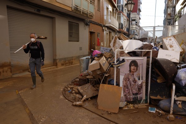 El Consell desarrollará con el sector un plan de reconstrucción comercial por la Dana