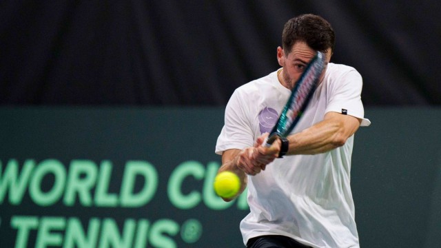 Pedro Martínez da ventaja a España ante Suiza en la Copa Davis