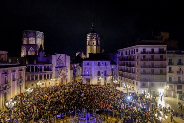 Unos 25.000 valencianos recorren el centro de València para exigir la dimisión de Mazón: 
